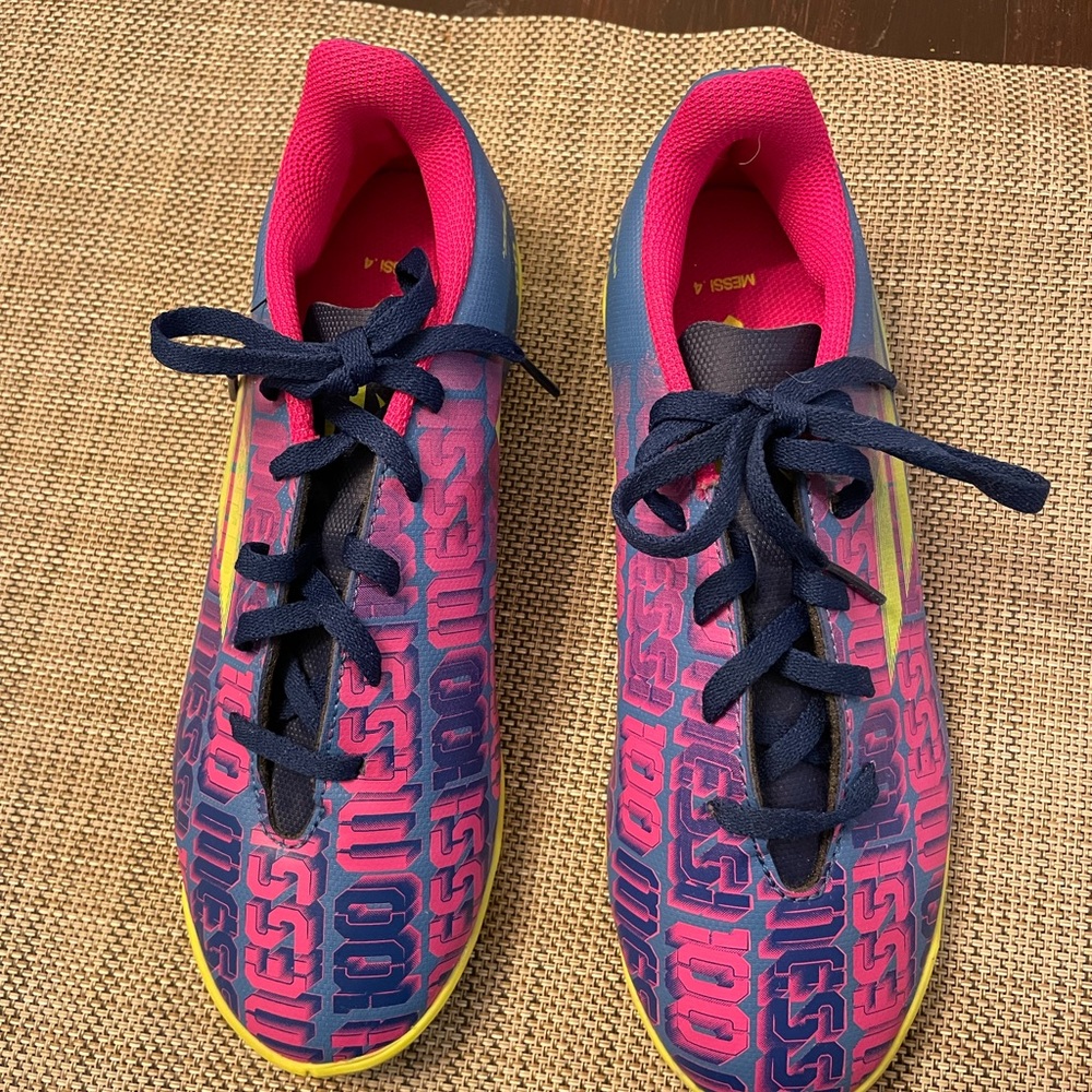 New without tag Adidas Messi indoor soccer shoe youth size 5